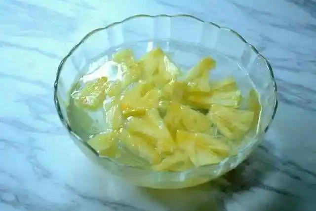 菠萝除了拿盐水泡还有其他方法吗 吃菠萝有什么技巧-小麦知识