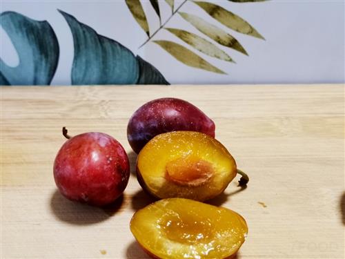西梅表皮的白霜是什么 西梅表皮的白霜可以吃吗?-小麦知识