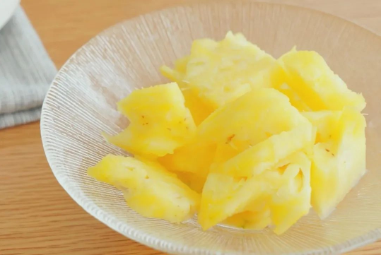 菠萝没有盐水泡用白水行吗 菠萝没有盐水可以用清水泡吗-小麦知识