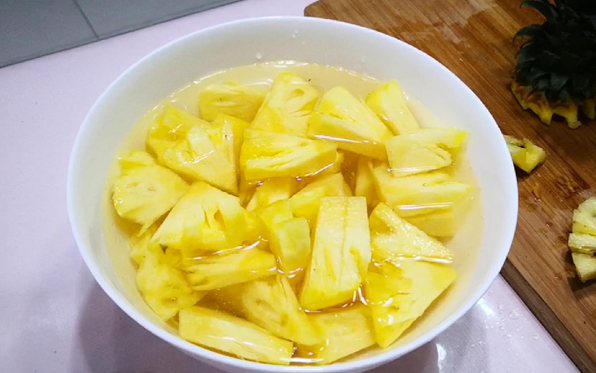菠萝10-1的盐水泡30钟会咸吗 菠萝泡盐水泡了30分钟会变甜吗-小麦知识