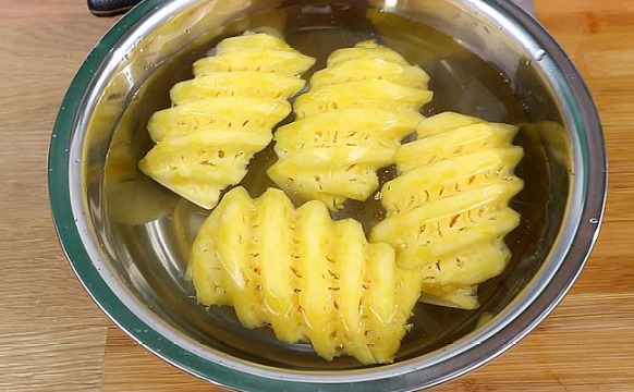 菠萝用盐水泡一个小时可以吗 菠萝用盐水泡两个小时还能吃吗-小麦知识