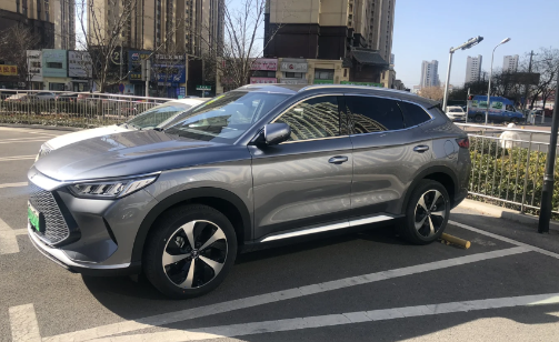 新车第一个坐的人有什么讲究 为什么提新车要请人开-小麦知识