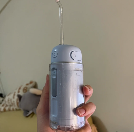 冲牙器冲牙感觉有股臭味怎么回事 冲牙器里可以放盐水吗-小麦知识