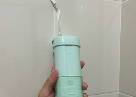 冲牙器冲牙感觉有股臭味怎么回事 冲牙器里可以放盐水吗-小麦知识