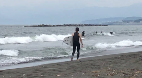 冲浪板是绑在腿上吗 冲浪板上没有固定脚的不会掉下来吗-小麦知识