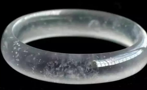 翡翠手镯棉絮多了是不是就不值钱了 翡翠镯子戴久了棉絮会发生变化吗-小麦知识