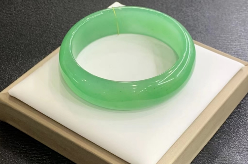 独龙玉好还是翡翠好 独龙玉手镯会越戴越透吗-小麦知识