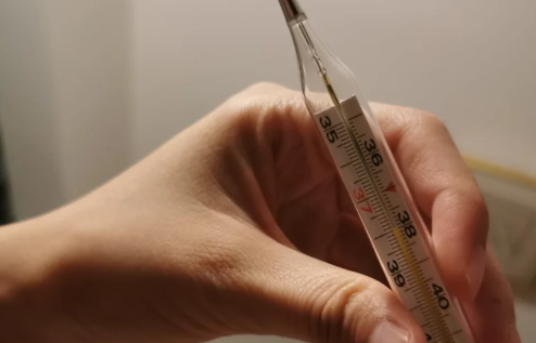 温度计刚拿出来就下降是不是坏了 水银温度计为什么会自动下降-小麦知识