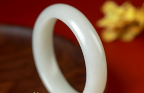 注胶的翡翠手镯对身体有害吗 注胶的翡翠怎么样才能看出来-小麦知识
