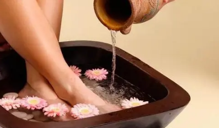 泡脚用精油还是泡脚包好 用精油泡脚可以天天泡吗-小麦知识