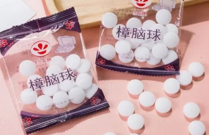 樟脑丸柜子里放几个 一个房间放多少个樟脑丸没有危害-小麦知识
