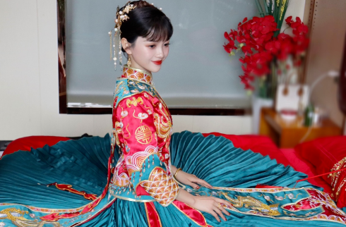 新娘跟妆可以给伴娘化妆吗 伴娘化妆是自己化吗-小麦知识