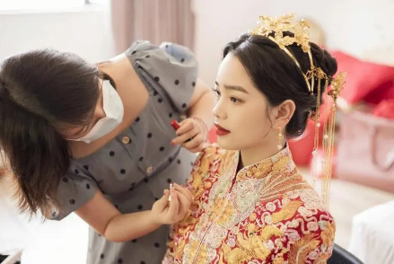 新娘跟妆只给新娘画吗 跟妆师除了给新娘化妆还给家里人化吗-小麦知识
