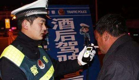 喝酒后吃口香糖能避开酒驾吗 大量喝水嚼口香糖可逃过酒驾检查真的假的-小麦知识