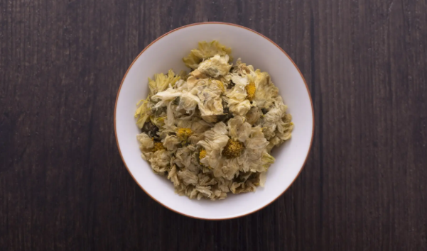 菊花茶为什么发白 菊花茶为什么泡了会变成绿色的-小麦知识