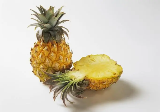 半个菠萝热量大还是一袋方便面热量大 半个菠萝和一袋方便面哪个热量高-小麦知识