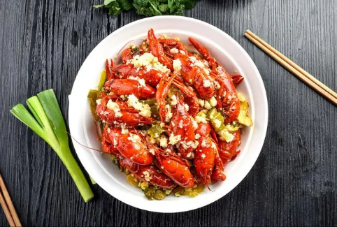 小龙虾不辣的放什么汤底煮 小龙虾不辣的怎么煮-小麦知识