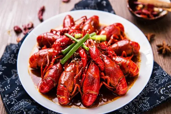 为什么小龙虾的肉质吃起来是散的 小龙虾做出来肉怎么是松散的-小麦知识