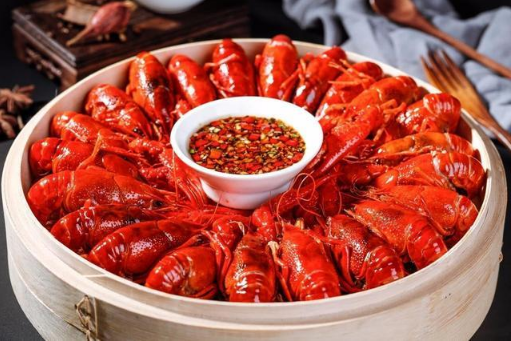 吃小龙虾喝什么酒好不会痛风 小龙虾配什么酒就不寒凉了-小麦知识