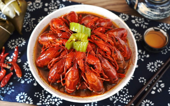 吃小龙虾喝什么酒好不会痛风 小龙虾配什么酒就不寒凉了-小麦知识