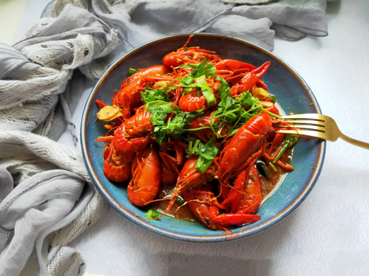 吃小龙虾喝什么饮料最好 吃小龙虾配什么饮料是最佳-小麦知识