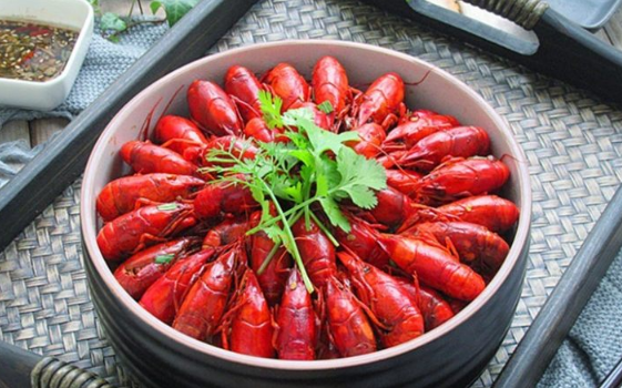 吃小龙虾喝什么饮料最好 吃小龙虾配什么饮料是最佳-小麦知识