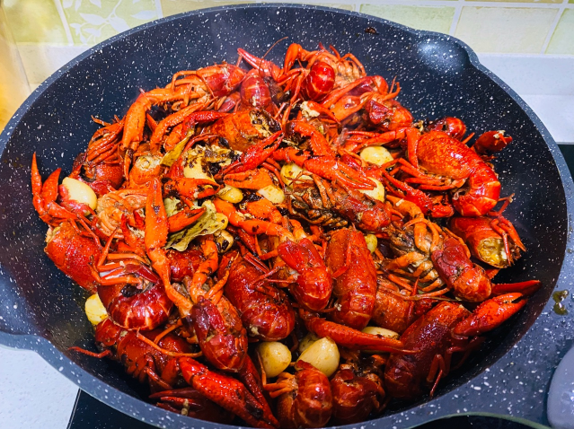 小龙虾头里的黑浆糊是什么 小龙虾头部黑色的部分是什么-小麦知识