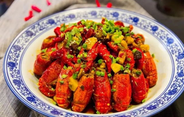 小龙虾放什么菜一起煮才好吃 小龙虾可以加什么菜进去烧-小麦知识