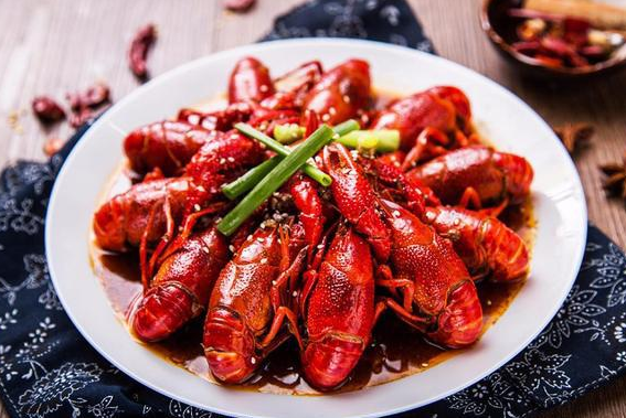 为什么吃小龙虾戴手套手上还有油 戴手套吃小龙虾为什么会漏油-小麦知识