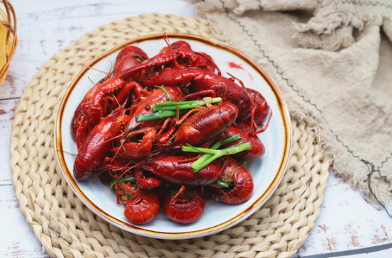 为什么吃小龙虾戴手套手上还有油 戴手套吃小龙虾为什么会漏油-小麦知识