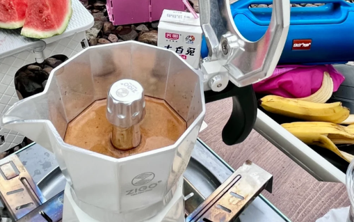 比乐蒂摩卡壶银色好还是黑色 比乐蒂三色旗摩卡壶时间久了会变色吗-小麦知识