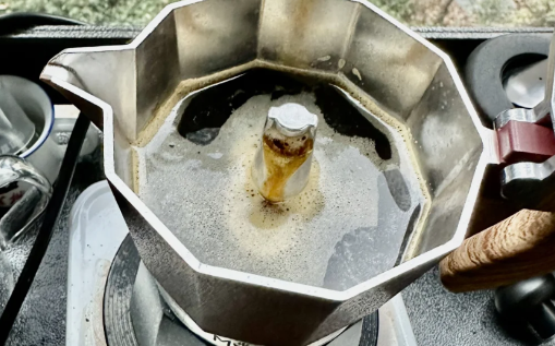 比乐蒂摩卡壶银色好还是黑色 比乐蒂三色旗摩卡壶时间久了会变色吗-小麦知识