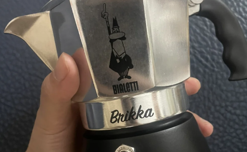 比乐蒂摩卡壶银色好还是黑色 比乐蒂三色旗摩卡壶时间久了会变色吗-小麦知识