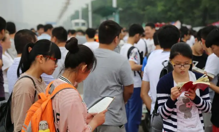 2023高考可以穿洞洞鞋进考场吗 高考穿什么鞋子进考场-小麦知识