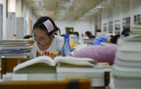 2023高考送考是穿红色的衣服还是红色的旗袍 高考送考家长穿什么衣服最吉利-小麦知识