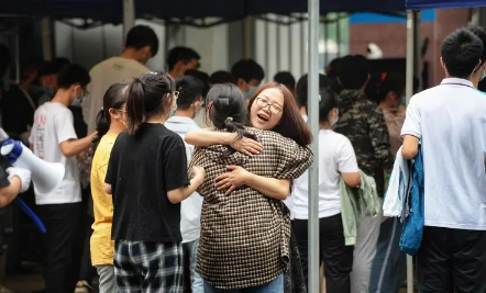 2023高考送考家长穿绿色旗袍可以吗 高考送考家长穿啥颜色的颜色好兆头-小麦知识