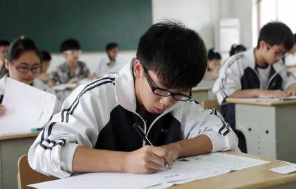 中考试卷是不是一年简单一年难2023 中考会比平常难吗-小麦知识