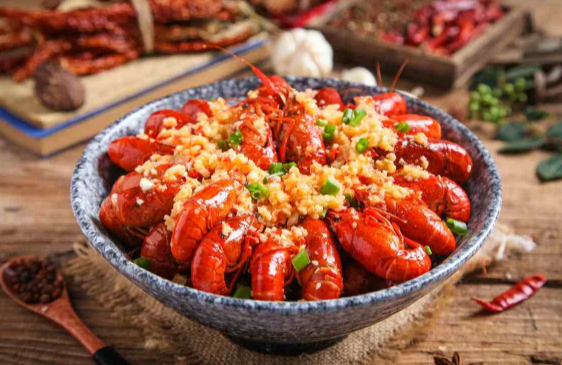 小龙虾和菠萝可以一起吃吗 吃了小龙虾可以吃菠萝吗-小麦知识