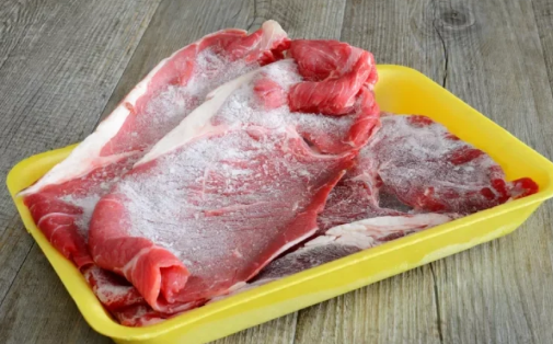 肉泡在水里解冻正确吗 解冻是放水里还是不放-小麦知识