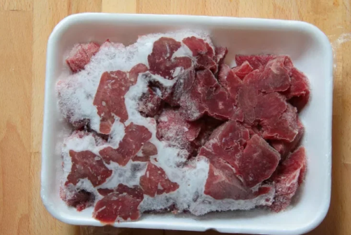 肉泡在水里解冻正确吗 解冻是放水里还是不放-小麦知识