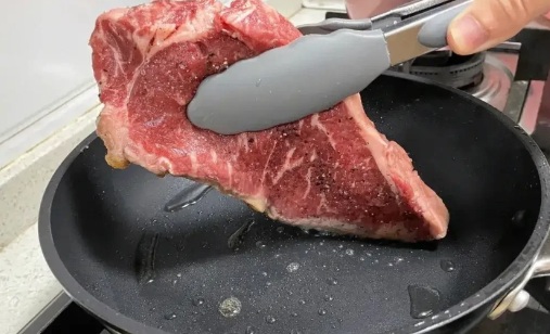 牛肉可以泡在水里解冻吗 冰箱拿出的牛肉怎么快速解冻-小麦知识