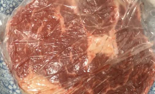 牛肉可以泡在水里解冻吗 冰箱拿出的牛肉怎么快速解冻-小麦知识