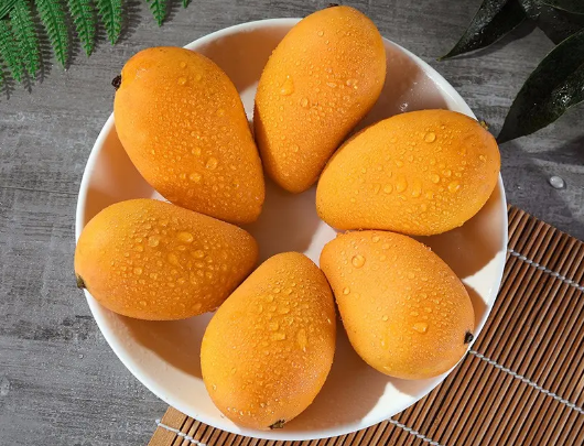 芒果剥开皮有一条一条黑线能吃吗 芒果去皮后有一丝丝的黑线是什么-小麦知识