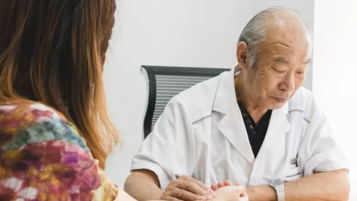 看中医时千万不要化妆有什么说法 看中医把脉要避开月经期吗-小麦知识