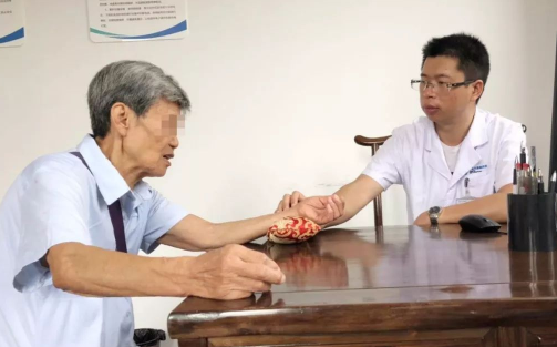 看中医时千万不要化妆有什么说法 看中医把脉要避开月经期吗-小麦知识