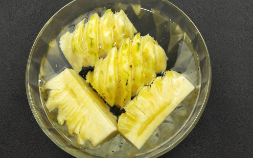 菠萝泡盐水放多少盐合适 菠萝泡盐水放几勺盐合适-小麦知识
