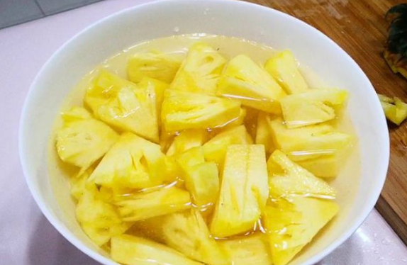 菠萝放冰箱里需要用水泡吗 菠萝放冰箱要泡盐水吗-小麦知识