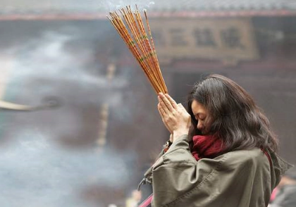 寺庙上香怎么拜方向 寺庙上香的规矩有哪些-小麦知识