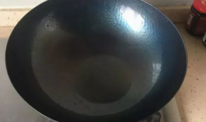 为什么铁锅中间发白 铁锅发白了还能用吗-小麦知识