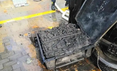 汽车电瓶冒烟有臭味会不会自燃 汽车电瓶冒烟有臭味还能开车吗-小麦知识